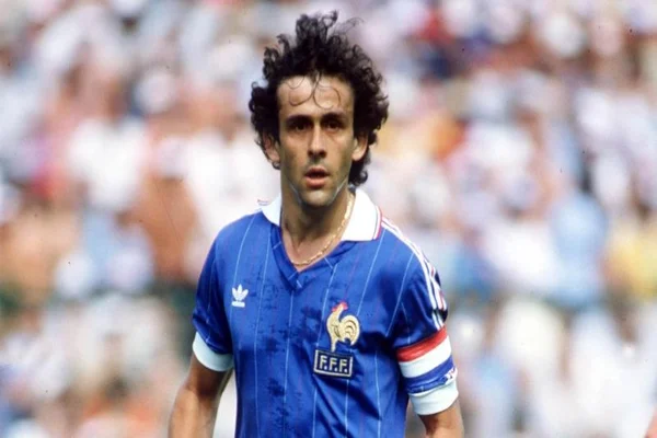 Hình 2: Platini cùng đội tuyển Pháp giành chức vô địch châu Âu năm 1984.